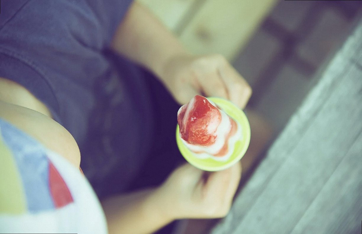 niño comiendo un helado italiano artesanal en una heladería