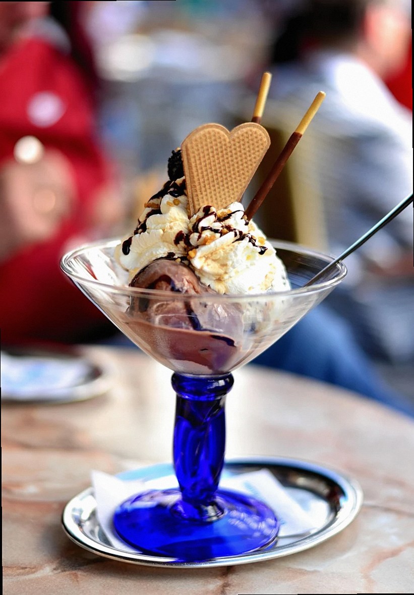 sundae de helado en una heladería, postre dulce y delicioso con barquillo, perfecto para el verano